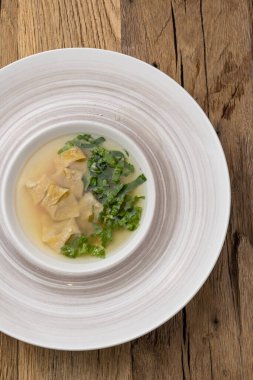 Makarna ve otlu çorba. Yakın plan.