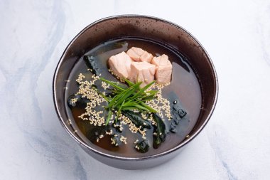 Somon ve bitki çorbası. Kapat.