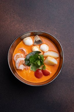 Deniz ürünleri ve bitki çorbası. Kapat.