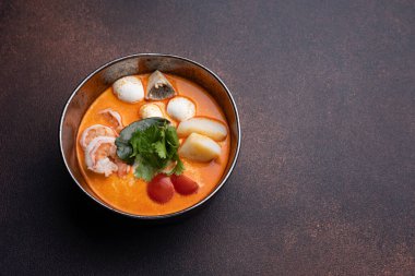 Deniz ürünleri ve bitki çorbası. Kapat.