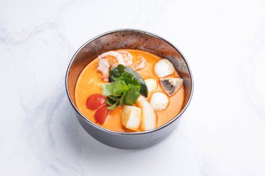 Deniz ürünleri ve bitki çorbası. Kapat.