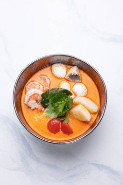 Deniz ürünleri ve bitki çorbası. Kapat.