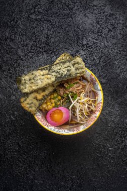 Yumurtalı ve otlu Ramen çorbası. Kapat.