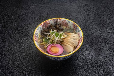 Yumurtalı ve otlu Ramen çorbası. Kapat.