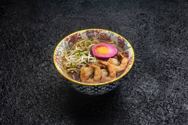 Yumurtalı ve otlu Ramen çorbası. Kapat.