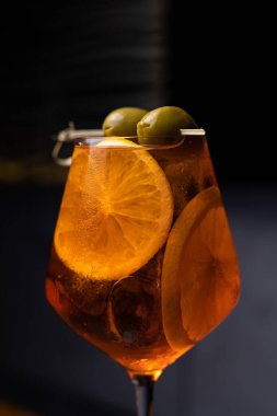 Barda Aperol kokteyli.