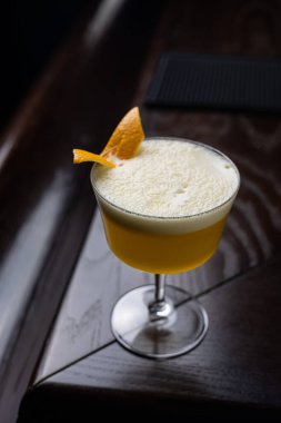 Barda narenciye dilimli alkol içeceği. 