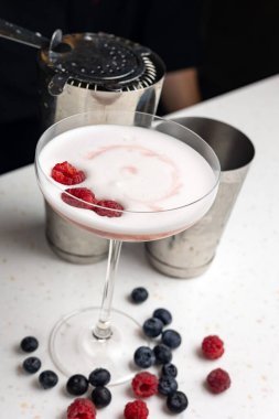 Ahududulu alkollü dut kokteyli. 