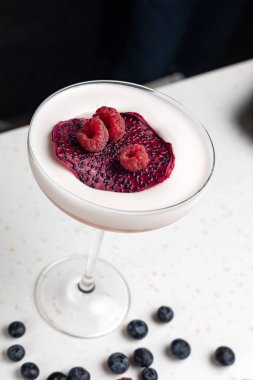 Ahududulu alkollü dut kokteyli. 