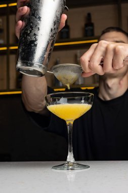 Barda kesilmiş çarkıfelek meyveli alkol kokteyli. 