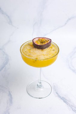 Barda kesilmiş çarkıfelek meyveli alkol kokteyli. 