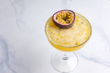 Barda kesilmiş çarkıfelek meyveli alkol kokteyli. 