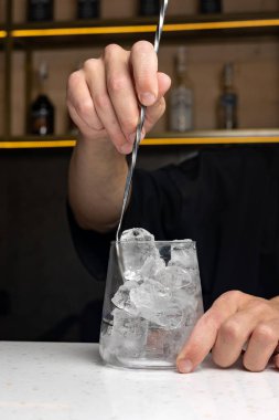 Restoranın barında alkollü kokteyl.