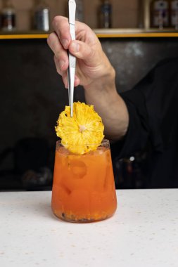 Barda ananas cipsi ve alkollü kokteyl.