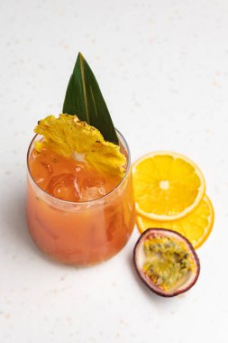 Barda ananas cipsi ve alkollü kokteyl.