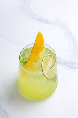 Barda narenciye dilimli alkol içeceği. 