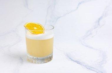 Barda narenciye dilimli alkol içeceği. 