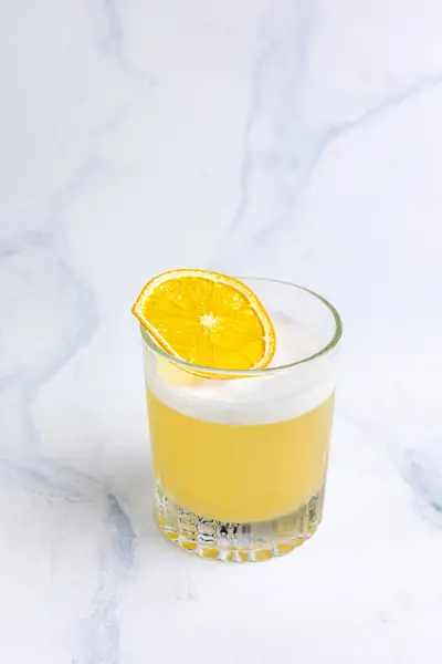 Stock image Alcoholic drink with citrus slices at the bar 