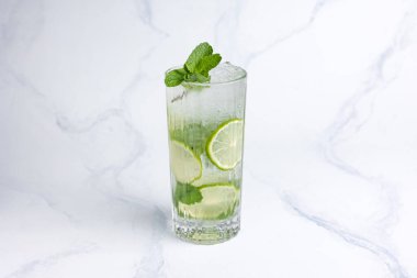 Limonlu ve naneli alkollü mojito kokteyli.