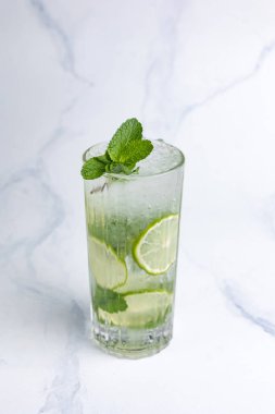 Limonlu ve naneli alkollü mojito kokteyli.