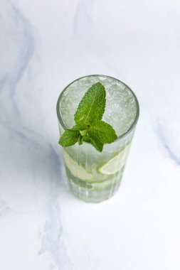 Limonlu ve naneli alkollü mojito kokteyli.