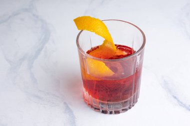 Hafif arkaplanda Alkolik Negroni kokteyli