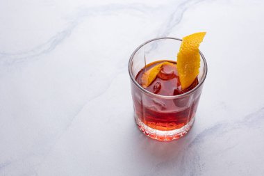 Hafif arkaplanda Alkolik Negroni kokteyli