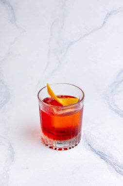 Hafif arkaplanda Alkolik Negroni kokteyli