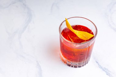 Hafif arkaplanda Alkolik Negroni kokteyli