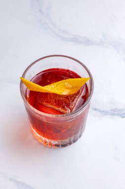 Hafif arkaplanda Alkolik Negroni kokteyli