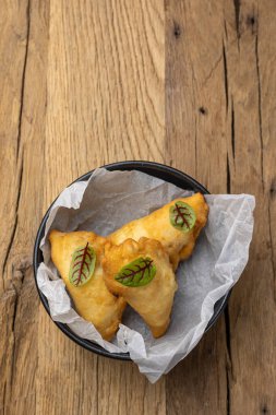 Panzerotti tahta bir masada.