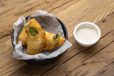 Panzerotti tahta bir masada.