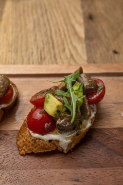 Ahşap bir masada Jamon ve peynirli lezzetli bruschetta.