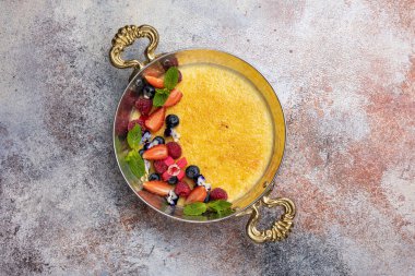 Böğürtlenli nefis creme brulee