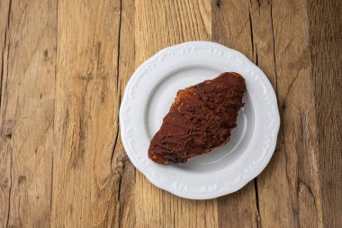 Bir plaka üzerinde lezzetli kruvasan