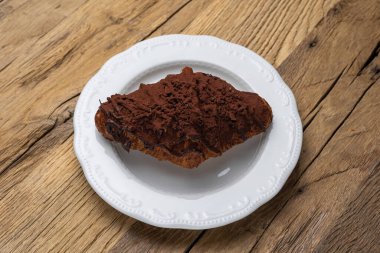 Bir plaka üzerinde lezzetli kruvasan