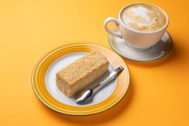 Napolyon tatlısı tabakta