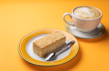 Napolyon tatlısı tabakta