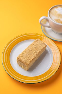 Napolyon tatlısı tabakta