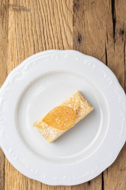 Napolyon tatlısı tabakta