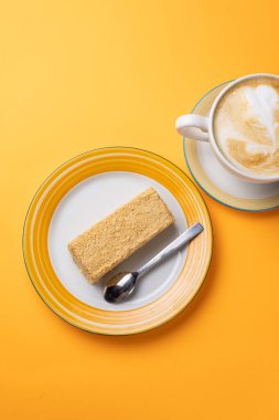 Napolyon tatlısı tabakta