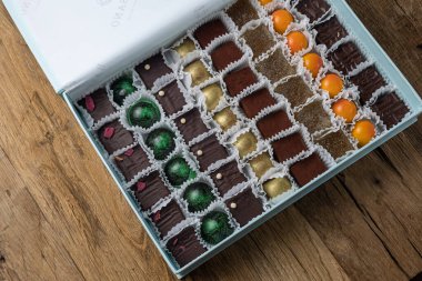 Tahta masadaki bir kutuda çeşitli şekerler.