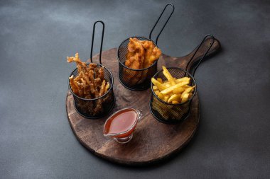 Koyu bir arka planda bira aperatifleri