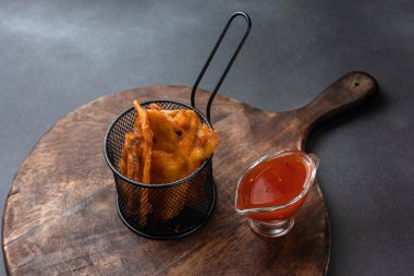 Koyu bir arka planda bira aperatifleri