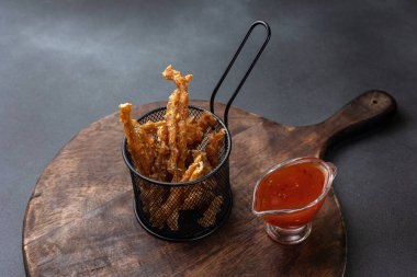 Koyu bir arka planda bira aperatifleri