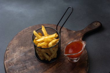 Koyu bir arka planda bira aperatifleri