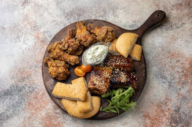 Et hazır. Pirzola, tavuk nugget, sos, roka..