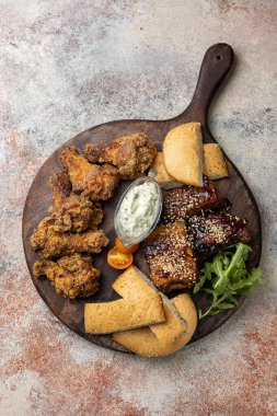 Et hazır. Pirzola, tavuk nugget, sos, roka..