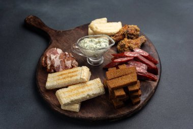 Sosis, pastırma, tavuk kanadı.