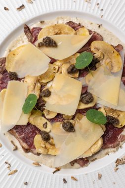 Tahta masada parmesanlı dana carpaccio.